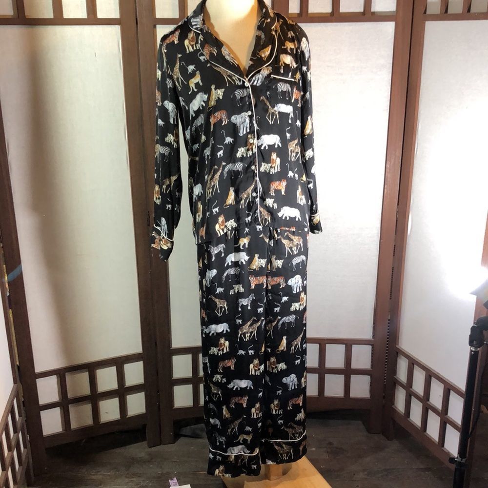 Banana Republic pjs in African animal prints/sz SM/ white piping EUC/button top